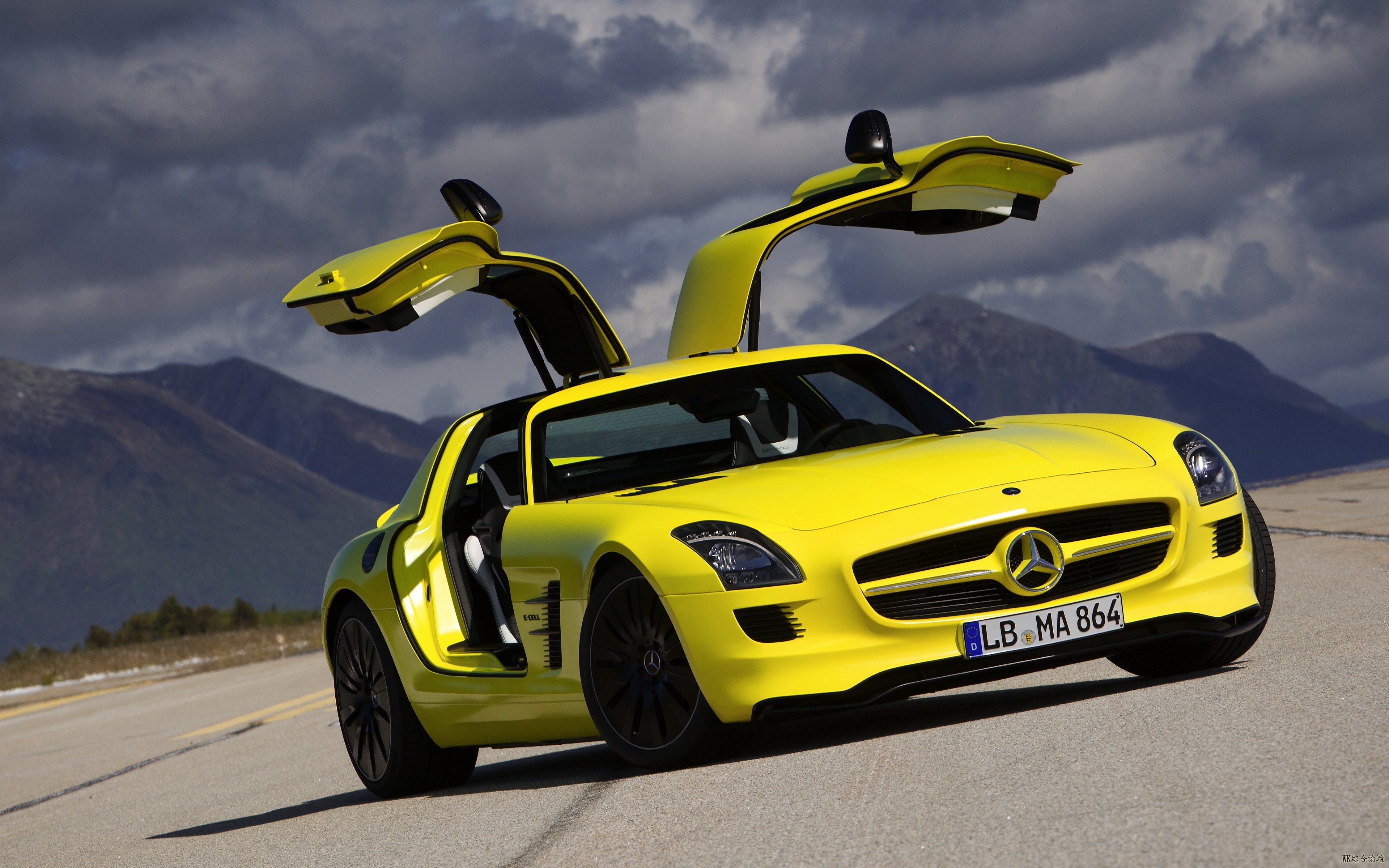 mercedes_benz_yellow_sls_amg_e_cell_coupe_97453_3840x2400.jpg