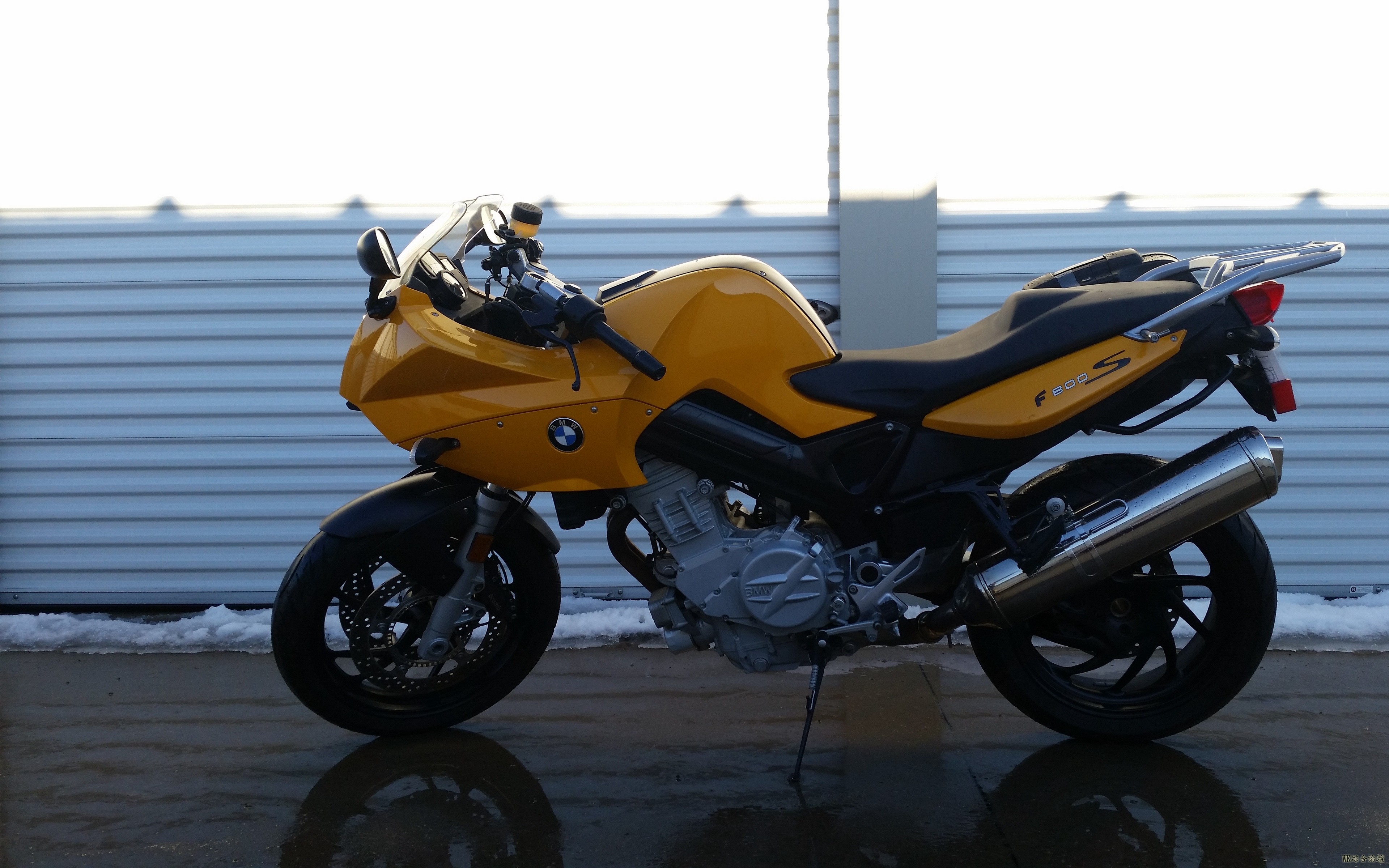 bmw_motorcycle_sportbike_110110_3840x2400.jpg