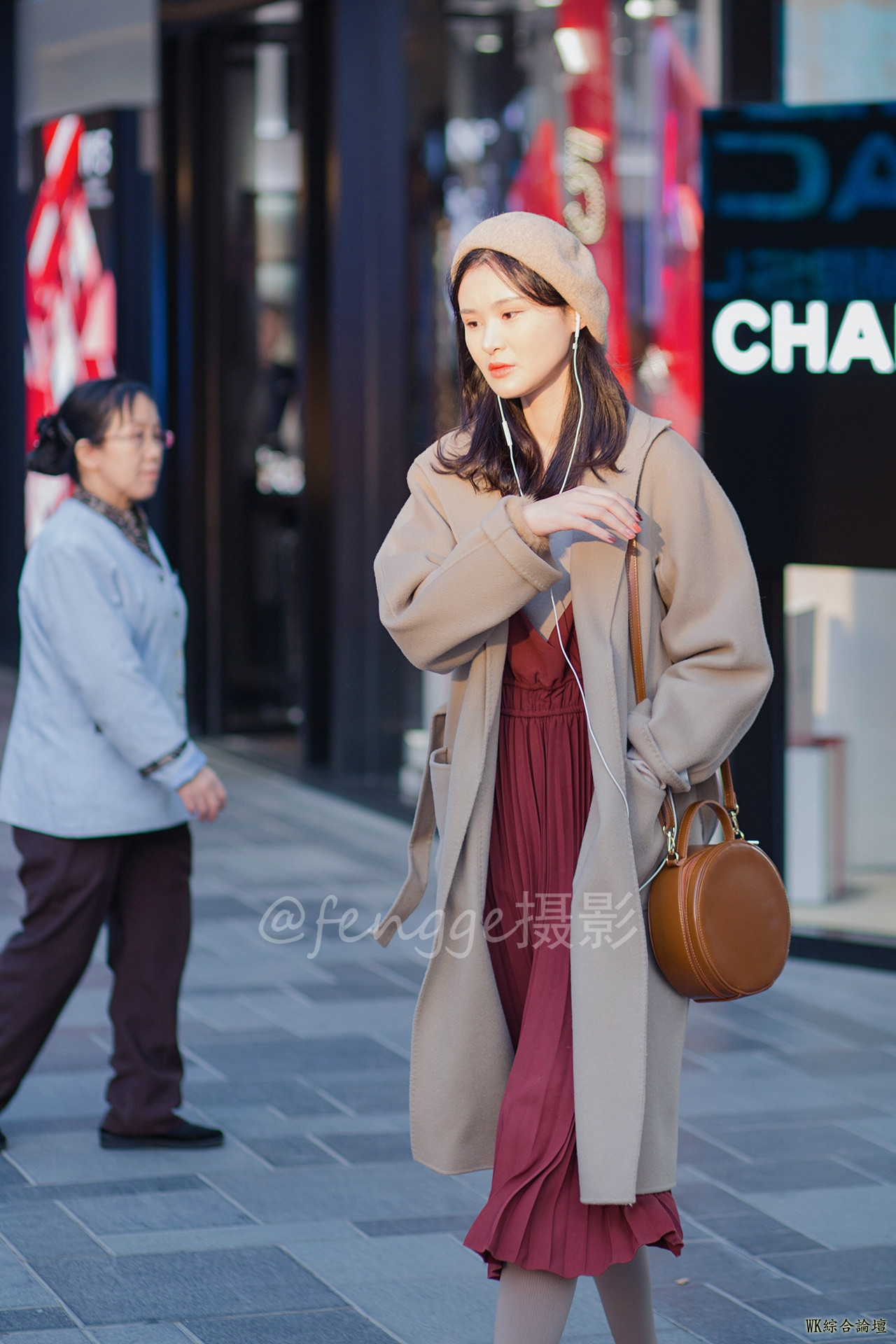 街拍：驼色贝雷帽搭配驼色大衣，最能凸显女性优雅气质-4.jpeg
