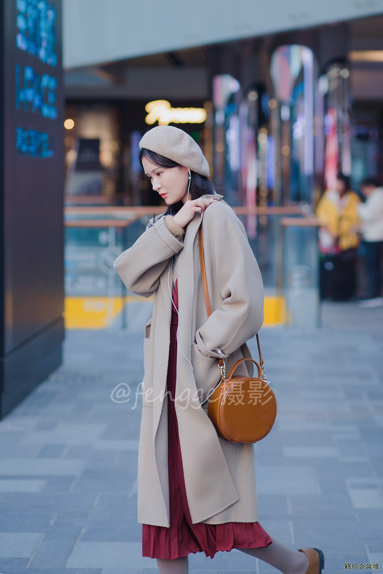 街拍：驼色贝雷帽搭配驼色大衣，最能凸显女性优雅气质-6.jpeg