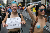 纽约街头美女大波上阵，第九届世界无上装日