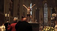 耶誕梵蒂岡爆抗議 女子裸胸搶耶穌像