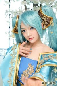 THE HOTTEST LEAGUE OF LEGENDS COSPLAY PICS