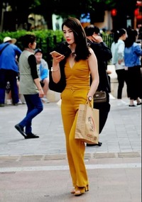 街拍：一身黄色套装的性感俏丽美女，冷艳成熟的气质魅力无限！