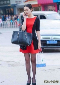 街拍：面容精致的美女小姐姐，穿着红色连衣裙小黑丝，妩媚又性感