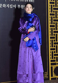 47岁“大长今”现身，紫色长袍配蓝色围巾美得优雅，还撞脸林青霞