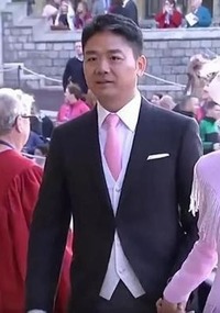 刘强东章泽天为何受邀参加公主婚礼?英国王室回应